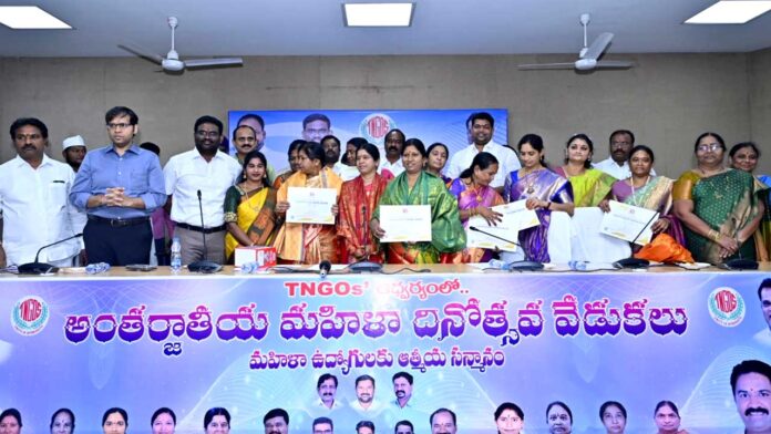 COLLECTOR | మహిళలు ఆత్మవిశ్వాసంతో ముందుకు సాగాలి