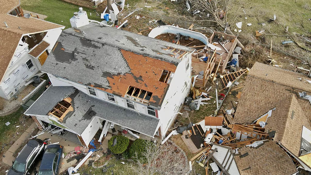 US Tornado | అమెరికాపై విరుచుకుపడిన టోర్నడోలు..