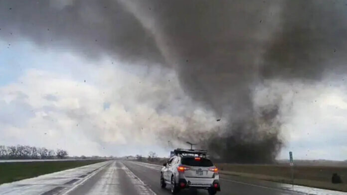 US Tornado | అమెరికాపై విరుచుకుపడిన టోర్నడోలు..