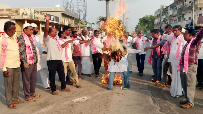 Yellareddy | జగదీష్ రెడ్డి సస్పెన్షన్​కు నిరసనగా సీఎం దిష్టిబొమ్మ దహనం